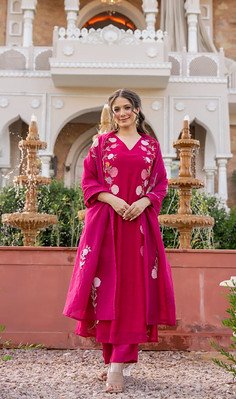 Cream Chanderi Floral Embroidered Kurta Set with Dupatta